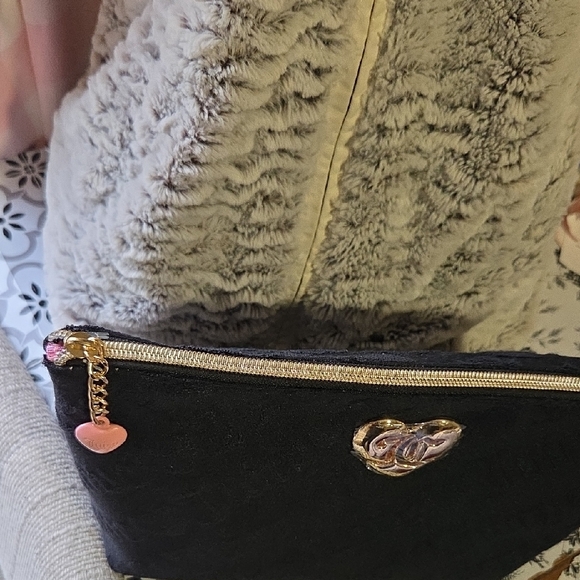 Juicy couture Elegant Black Heart-Accent Cosmetic Bag - Picture 5 of 7